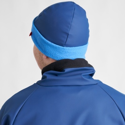 Gorro azul com aba azul claro em tecido polar, visto de costas