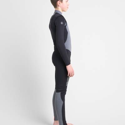 Fato de neoprene cinza e preto para criança de perfil em fundo branco.