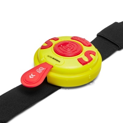 Relógio de pulso amarelo e vermelho com bracelete preta em fundo branco