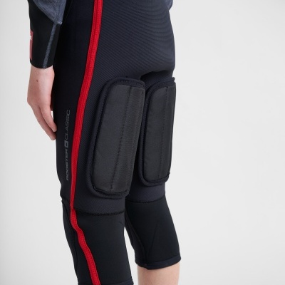 Calças desportivas pretas com risca vermelha e almofadas acolchoadas nas coxas