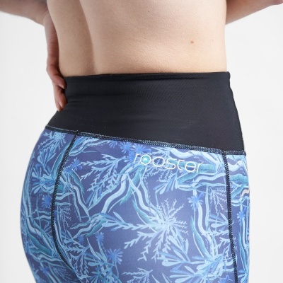 Legging azul com padrão de folhas e flores e cintura alta preta