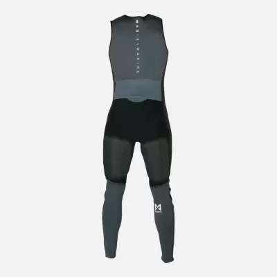 Macacão desportivo preto e cinza com texto branco nas costas