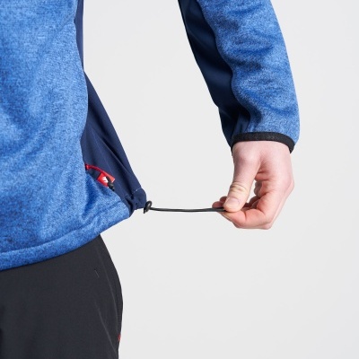 Roupa desportiva azul com cordão ajustável e calças pretas.