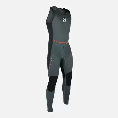 Fato de neoprene cinzento e preto com detalhes vermelhos e texto branco lateral