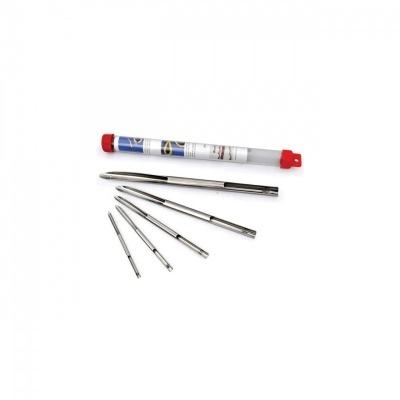 Cinco agulhas metálicas de tricô com embalagem cilíndrica transparente e tampa vermelha