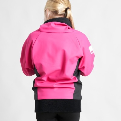 Casaco rosa e preto visto de costas