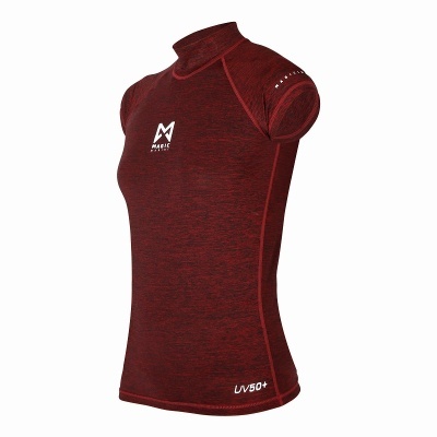 Camiseta vermelha escura de manga curta com gola alta e logotipo MAJIC