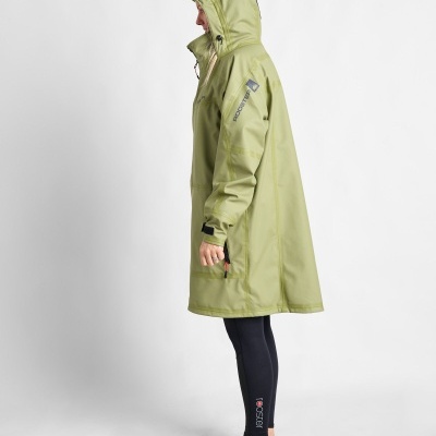 Casaco impermeável verde claro com capuz e logótipo Oxbow no braço em fundo branco