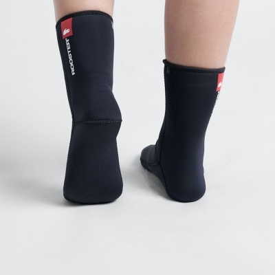 Pernas vistas de trás usando meias pretas com etiqueta vermelha ROOSTER