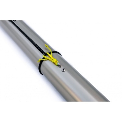 Tubo metálico prateado com corda preta e nó amarelo