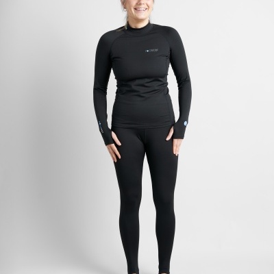 Conjunto de roupa interior térmica preto com punhos alongados e orifícios para os polegares.