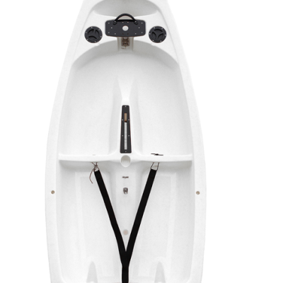 Canoa pequena branca vista de cima, com tiras pretas no interior.