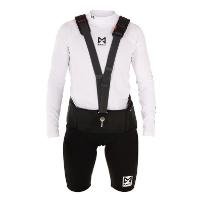 Equipamento desportivo composto por colete preto com arnês e calções negros com logotipo 'MAGIC'.