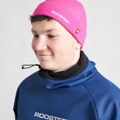 Pessoa com gorro rosa ROOSTER e blusão azul ROOSTER num fundo branco