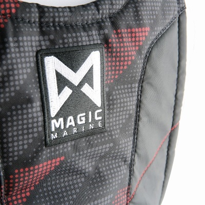 Etiqueta Magic Marine em tecido preto com padrão de pontos e costura vermelha