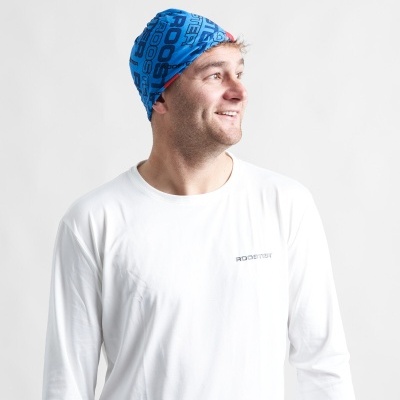 Homem com t-shirt branca de manga comprida e bandana azul com texto preto