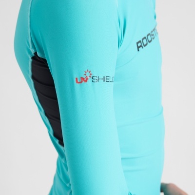 Roupa desportiva azul clara com UV SHIELD e ROOSTER impressos