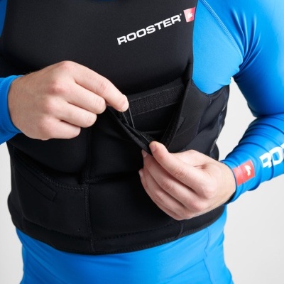 Colete de proteção preto ROOSTER com fecho de velcro sobre fato azul