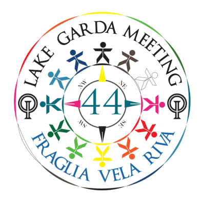 Logótipo circular com texto LAKE GARDA MEETING e FRAGLIA VELA RIVA com número 44 e figuras coloridas.