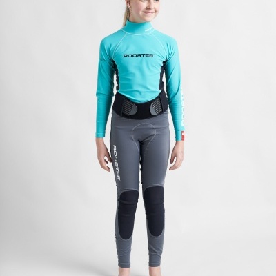Roupa de neopreno azul turquesa e cinza com logótipo ROOSTER usada por menina
