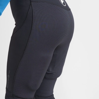 Calças desportivas pretas com textura canelada e logotipos brancos