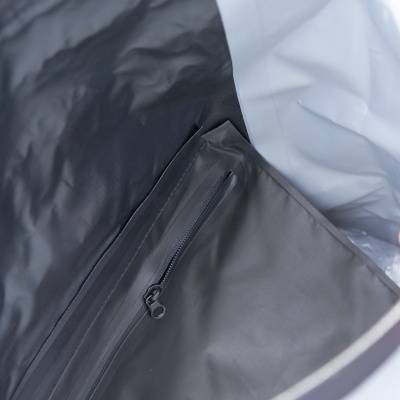 Interior de mochila com bolso interno preto e fecho de correr