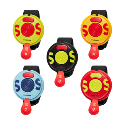 Cinco alarmes pessoais SOS coloridos com botoeiras vermelhas e braceletes pretos