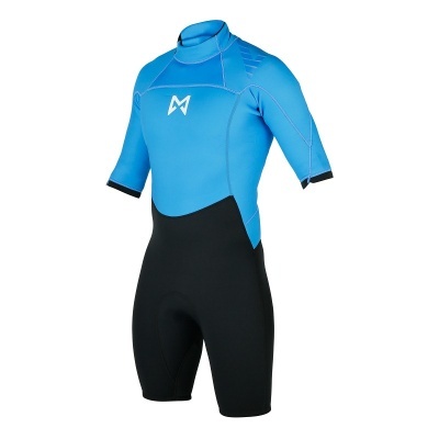 Fato de surf curtos azul e preto com símbolo branco no peito