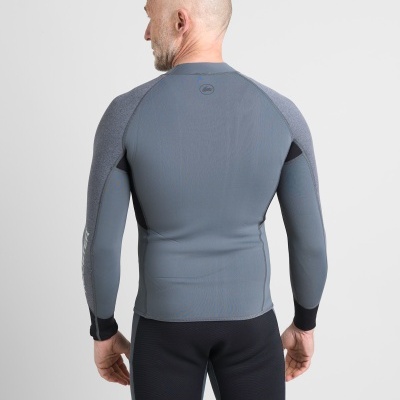 Homem de costas a usar camisola desportiva cinza de manga comprida com detalhes em preto