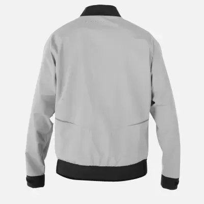 Casaco cinzento claro com detalhes pretos visto de trás