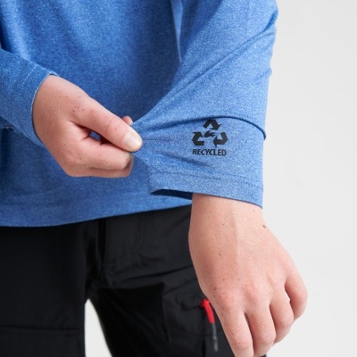 Camisola azul de manga comprida com símbolo de reciclagem na manga