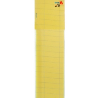 Bloco de notas amarelo com tira de madeira e texto DSX 9410 YEAR 2021