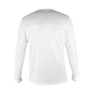 Camisa branca de manga comprida vista de costas