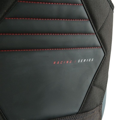 Banco automóvel preto com costuras vermelhas e inscrição RACING SERIES