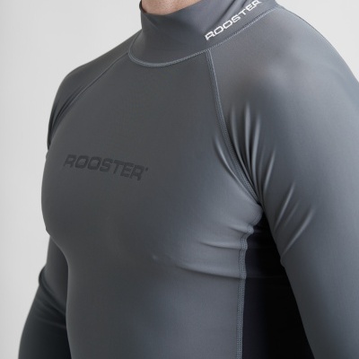 Camisola cinzenta escura de manga comprida com texto ROOSTER no peito e no colarinho