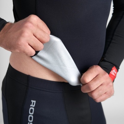 Calças desportivas pretas com interior prateado e texto ROOSTER e WS