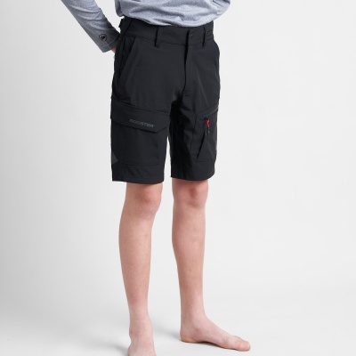 Calções pretos com bolsos laterais usados por uma pessoa em fundo branco