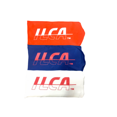 Três sacos de tecido coloridos com logotipo ILCA