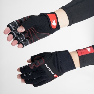 par de luvas pretas com detalhes vermelhos e logo Rooster