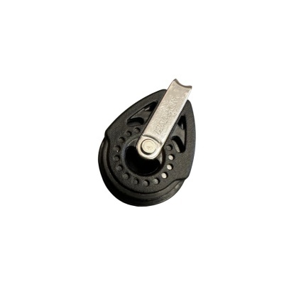 Polia pequena preta com alavanca metálica prateada num fundo branco