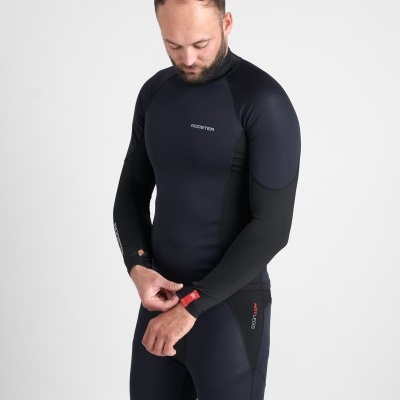 Homem com fato de neopreno preto ajustado com detalhes vermelhos e texto ROOSTER