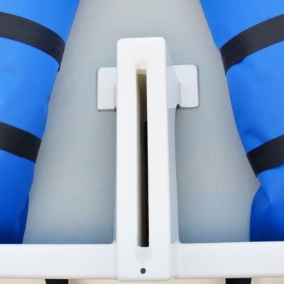 suporte branco plástico em barco insuflável cinza com almofadas azuis