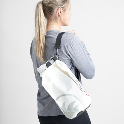 Mulher com mochila branca e cinza numa pose de lado