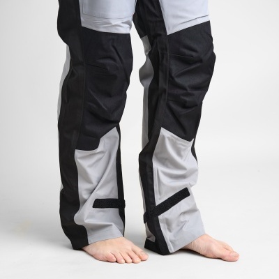 Calças bicolor preto e cinza com reforços nos joelhos e fecho de velcro nos tornozelos