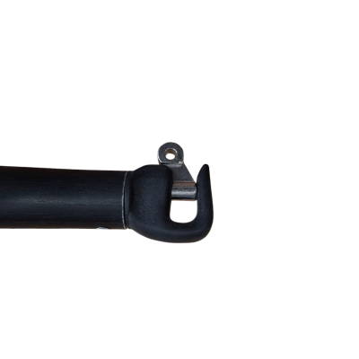 Cabo preto com ponta de metal e orifício para pendurar