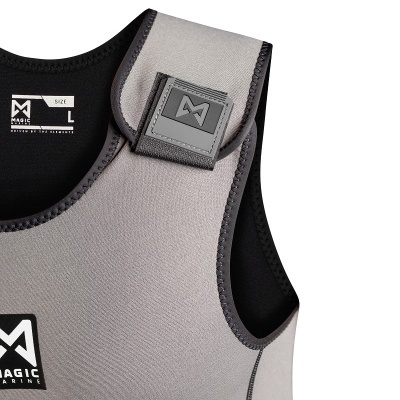 Colete cinza e preto da Magic Marine com logo e aba de velcro