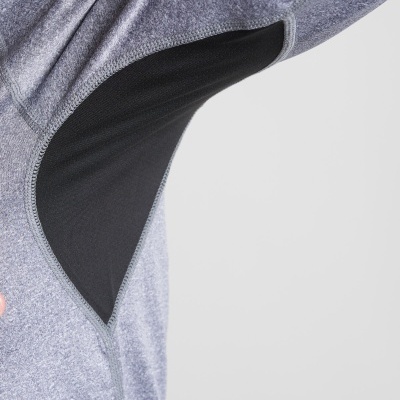 Roupa desportiva cinza com recorte preto na axila