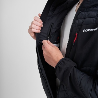 Casaco acolchoado preto com fecho zip e logo ROOSTER no peito