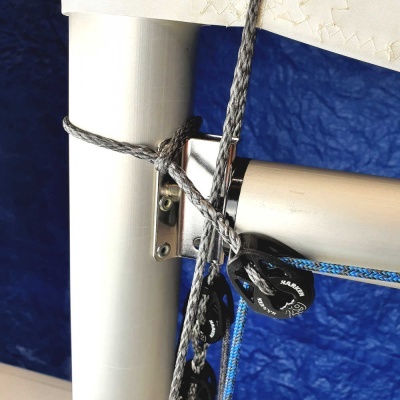 Estrutura metálica com cordas e polias contra fundo azul