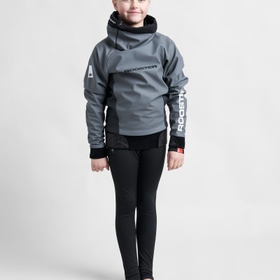 Criança de pé com casaco cinzento e preto com texto ROOSTER e calças pretas